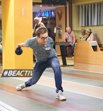 Para-Schwimmer und #BeActive Botschafter Andreas Onea zeigt sich als #BeActive-Kegel-Könner.