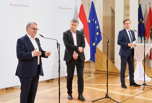 Sport-Austria-Präsident Hans Niessl beim Sport-Gipfel mit Sportminister Werner Kogler und Gesundheitsminister Rudolf Anschober