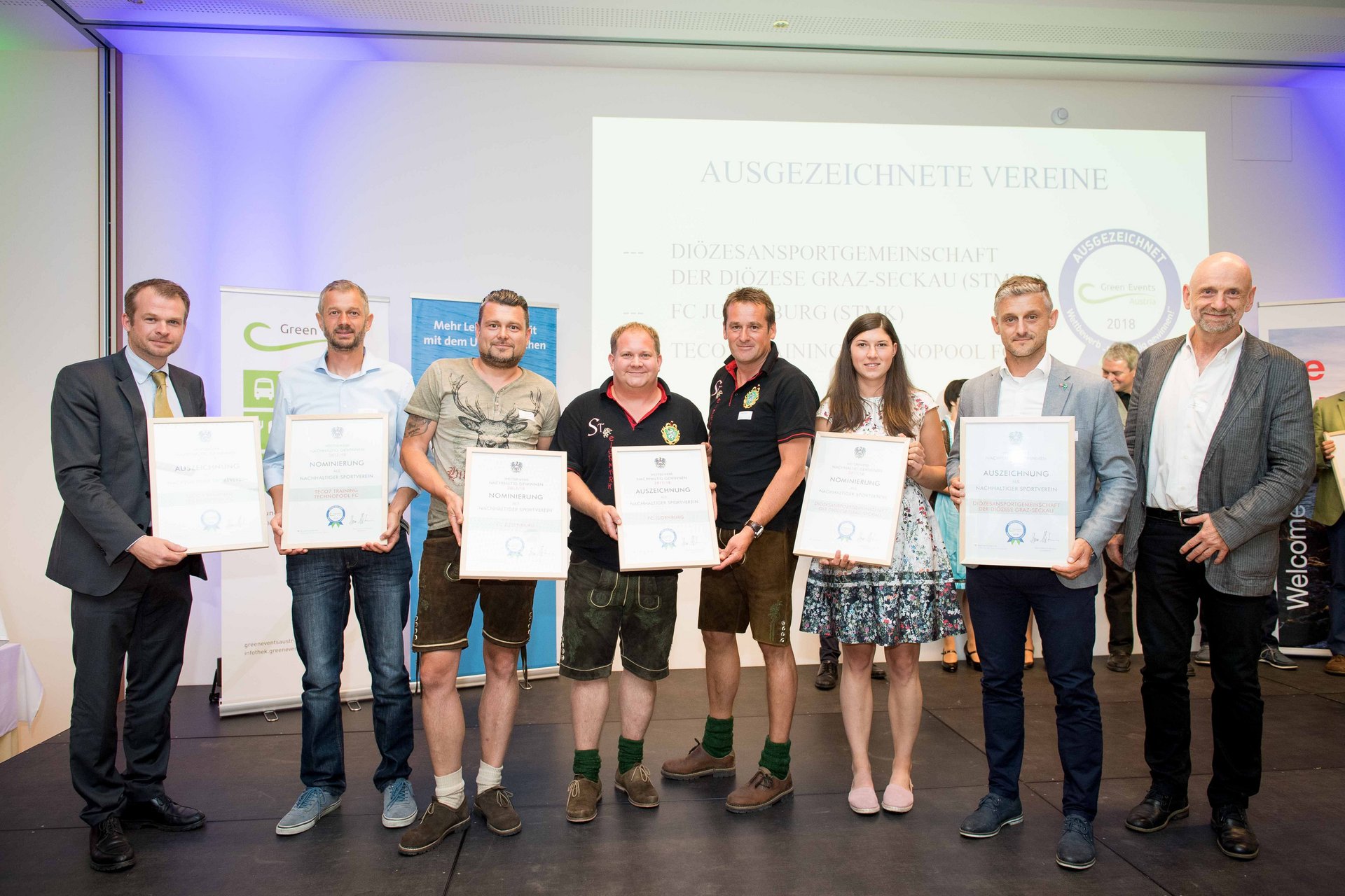 Sieger in der Kategorie nachhaltige Sportvereine 2017/18 mit Philipp Trattner vom BMöDS und Josef Hackl vom Umweltbundesamt. Foto: BMNT/Paul Gruber.