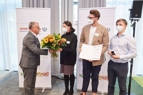 Familienmitglieder Rudolf Hundstorfers, angeführt von Ehefrau Karin Risser, nehmen die Ehrenmitgliedschaft entgegen.