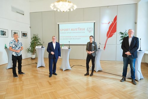 Public Health-Experte Prof. Hans-Peter Hutter, Sport Austria-Präsident Hans Niessl, Nina Burger, Leiterin der Frauensektion des First Vienna FC 1894, und Sport Austria-Vizepräsident für Leistungs- und Spitzensport Michael Eschlböck (v.l.n.r.). Foto: Sport Austria/Leo Hagen 