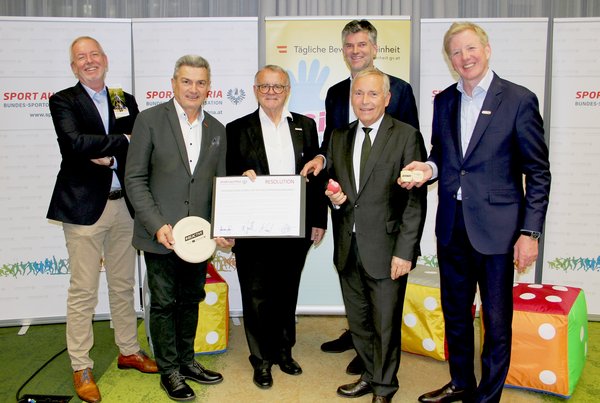 Sport Austria-Vizepräsident und American Football-Präsident Michael Eschlböck, Sport Austria-Vizepräsident und ASKÖ-Präsident Hermann Krist, Sport Austria-Präsident Hans Niessl, Sport Austria-Geschäftsführer Gerd Bischofter, ASVÖ-Präsident Christian Purrer, SPORTUNION-Präsident Peter McDonald (v.l.n.r.). Foto: Sport Austria