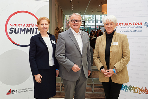 Sport Austria-Präsident Hans Niessl mit den Vorsitzenden des Beirats Frauen im Sport Brigitte Jank (li.) und Maria Rauch-Kallat (re.). Foto: Sport Austria/Leo hagen